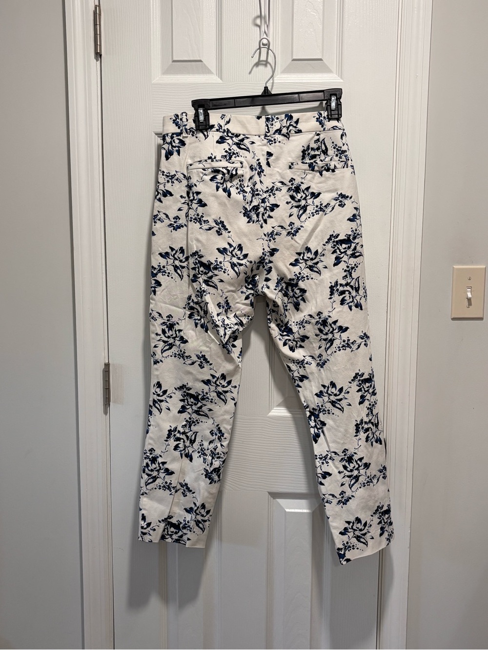 🟣GAP White and Blue Floral Cropped Pants - Picture 4 of 14